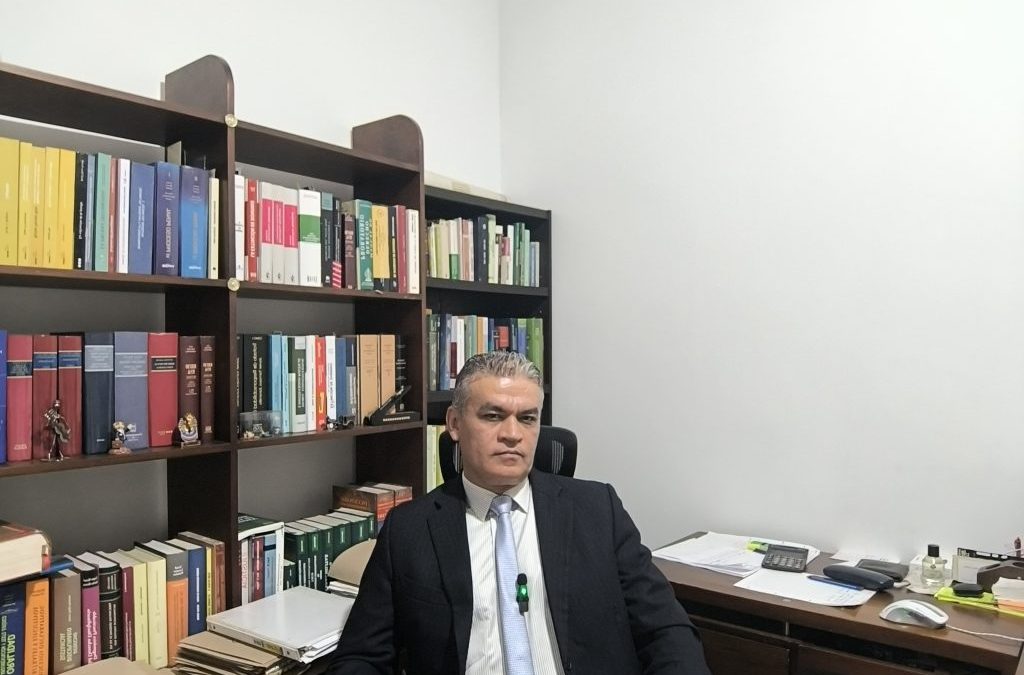 POR QUÉ EL ABOGADO DEFENSOR DEBE MANTENERSE LIBRE DE IDEOLOGÍAS: DEFENSA TÉCNICA DEL DERECHO SOBRE LA JUSTICIA