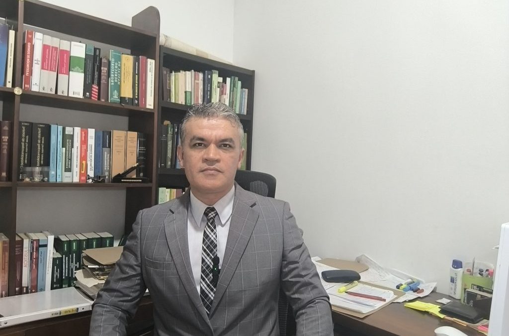 ABOGADOS DE MICRÓFONO: JUSTICIA EN EL TEATRO MEDIÁTICO