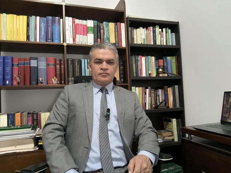 ¿Es imprescriptible la retención de dineros en la Ley 1123 de 2007? El Dr. Jhon Fernando Robledo Vargas analiza el cese de la conducta sin entrega física y la defensa técnica eficaz.